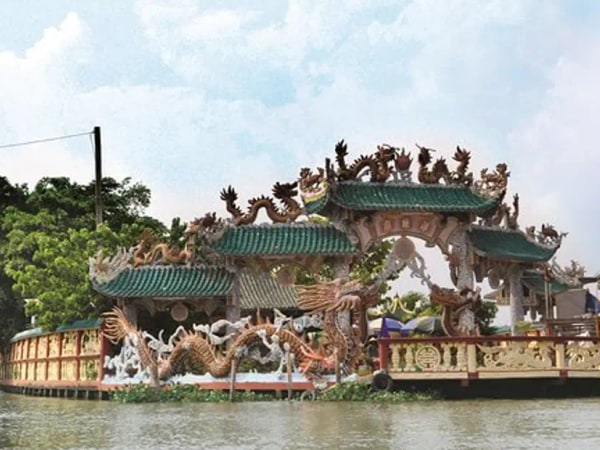 Dragon Floating Temple Sightseeing by Luxury Speedboat
